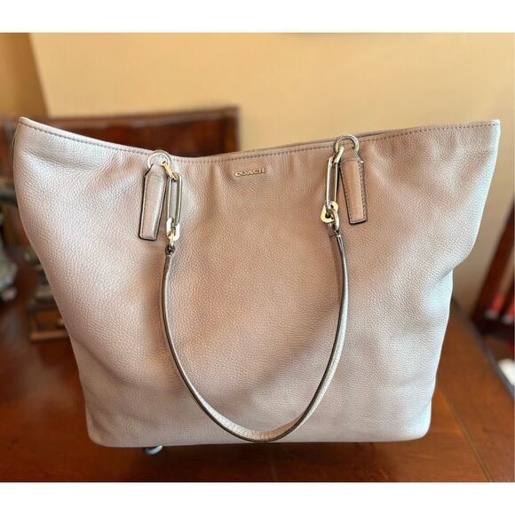 COACH - EUC Madison East/West Tote in Mauve Pebbled Leather with Chain Detail - Picture 4 of 16